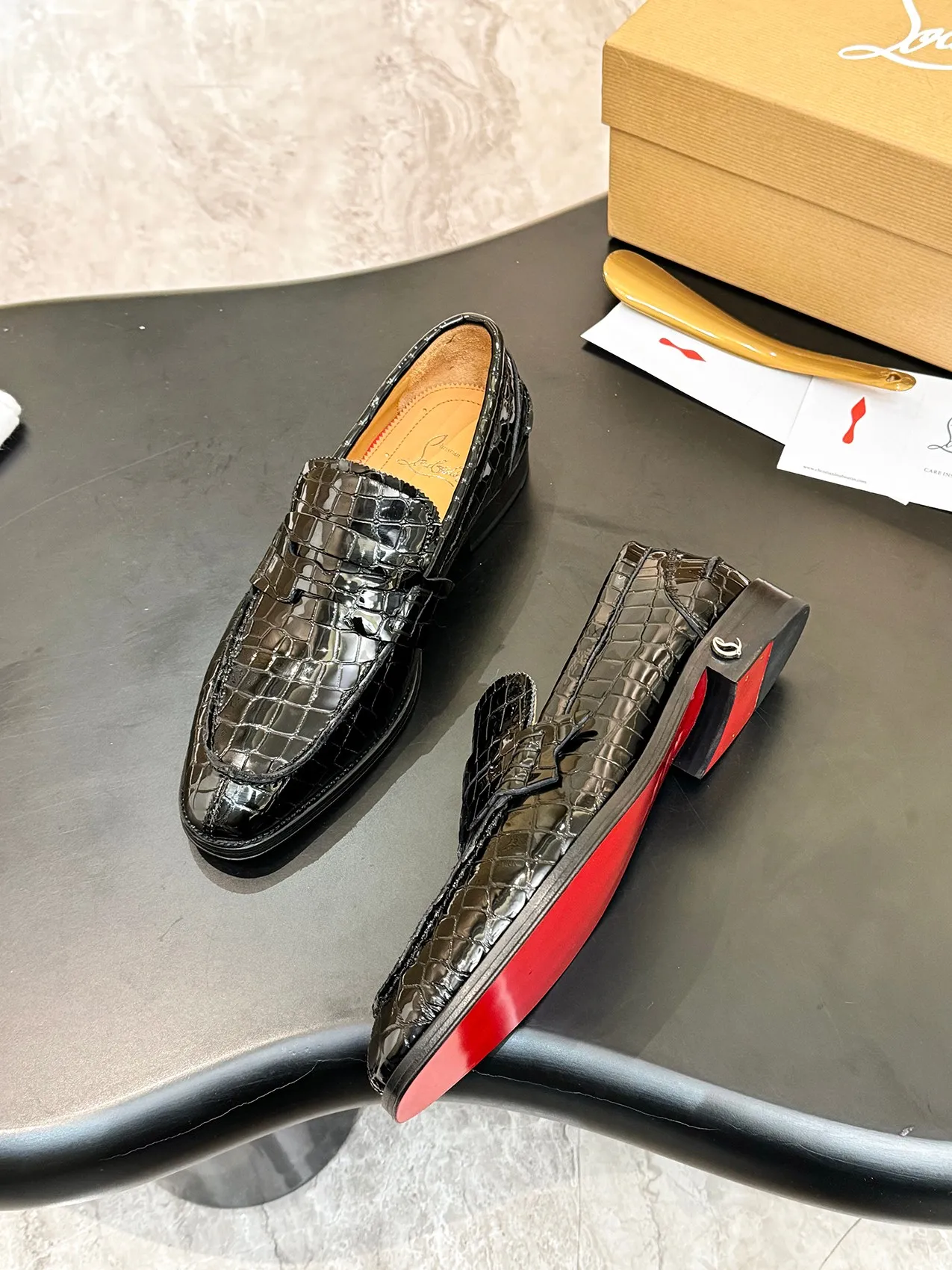 Batch 1080 yuan 💰CL～High-end men’s 👔casual loafers with red soles! ••🆑Genuine and top-quality goods from original orders ••✅💯 Purchase goods from top-quality original orders! Original imported patterned cowhide➕Imported cowhide lining➕Cowhide feet➕Original leather outsole~Size: 39-44 (38, 45.46.47 can be customized)